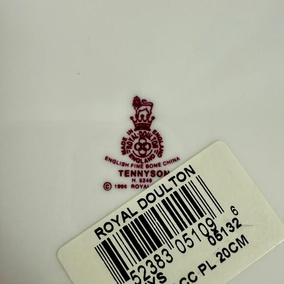 Royal Doulton NWT Set 2 Rare Tennyson 06132 Holiday Christmas 8" Salad Plate - Picture 3 of 5